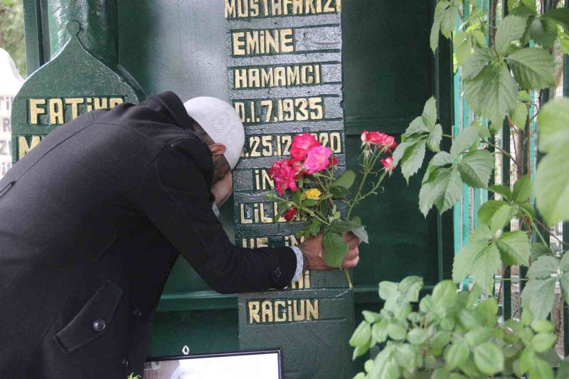 Vefalı evlat 22 yıl baktığı yatalak annesinin mezarı başından ayrılamıyor
