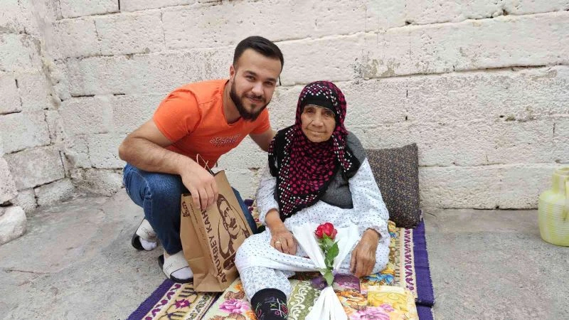 Mardinli öğretmenden köydeki annelere çiçek ve hediye
