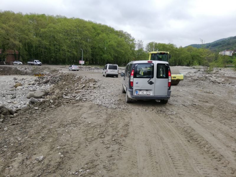 Çayın taşması sonucu hasar gören geçici köprü onarıldı
