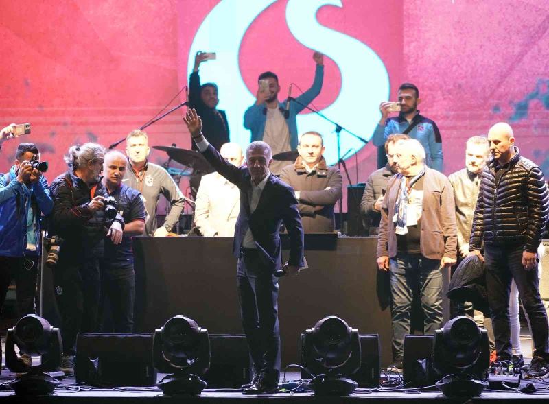 Trabzonspor Başkanı Ahmet Ağaoğlu Yenikapı’da taraftarlara seslendi