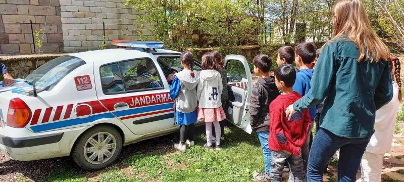 Jandarma ekiplerinden köy okulu öğrencilerine trafik eğitimi
