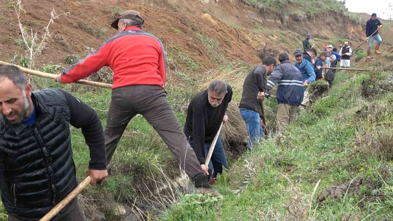 2 kilometrelik su kanalı imece usulüyle temizlendi
