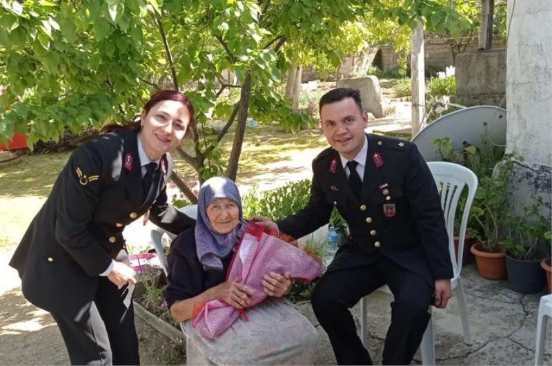 Kırklareli’nde jandarma ekipleri şehit annelerini unutmadı
