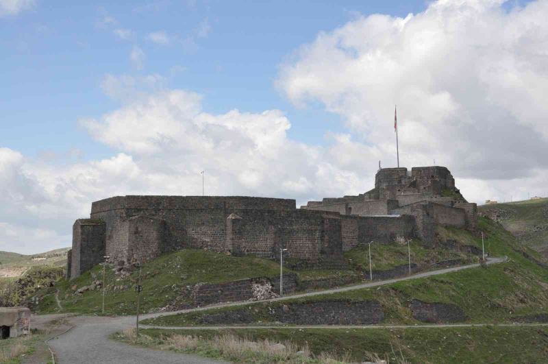 Kars Kalesi’nin girişindeki istinat duvar yıkıldı
