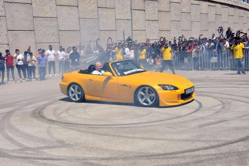 Modifiyeli araç tutkunları Menemen’de buluştu
