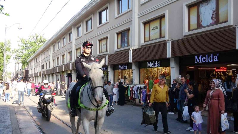 Trafiğe kapalı caddelerin güvenliği atlı polislere emanet

