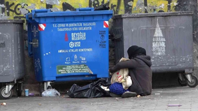 Kucağındaki bebekle dilenen kadının üzerinden bin 850 TL çıktı
