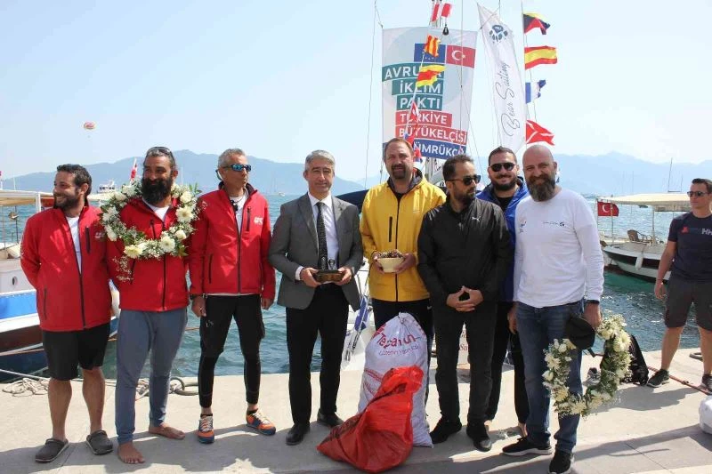 Hopa’dan denize açılarak yelkenli tekne ile Marmaris’e kozalak getirdiler
