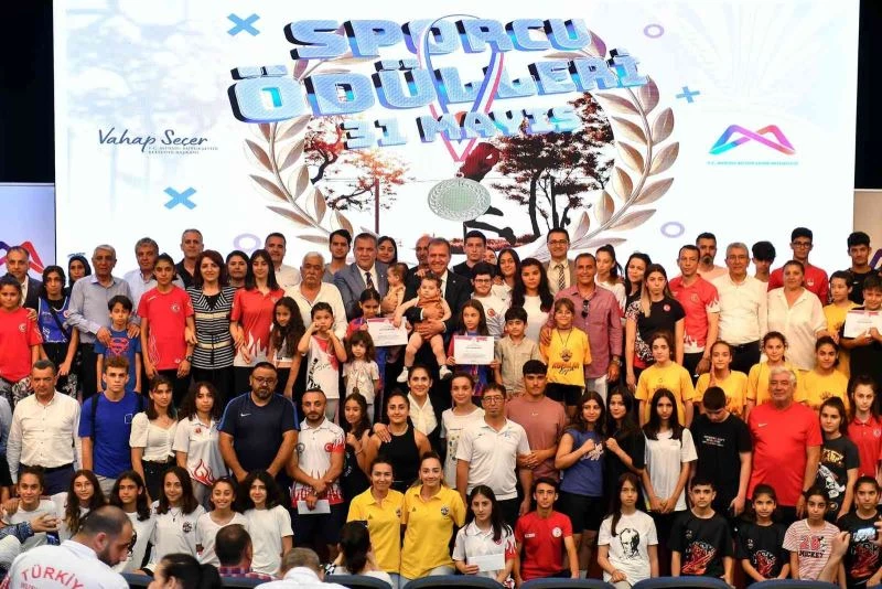 Büyükşehir Belediyesinden sporcu ve antrenörlere 1 milyon 148 bin lira ödül
