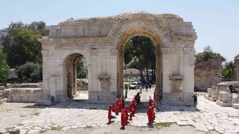 Anavarza Antik Kentinde mehter sesleri yükseldi
