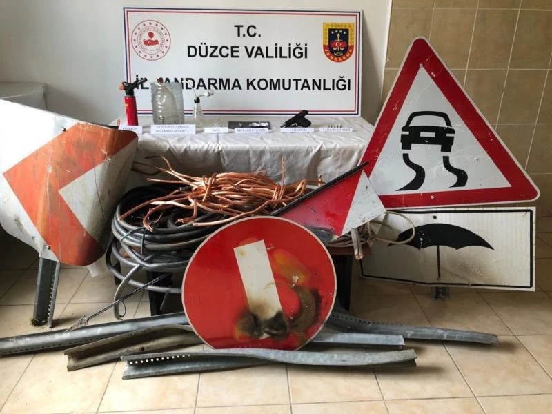 Hırsızlık için hurdalığa giren Jandarma çalınan trafik yol tabelalarını buldu
