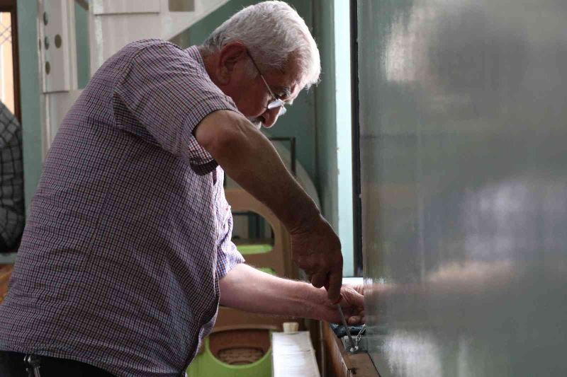 190 caminin penceresine zincir taktı
