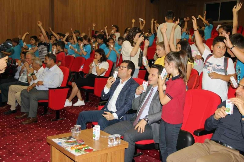 Dünya süt gününde süt içtiler
