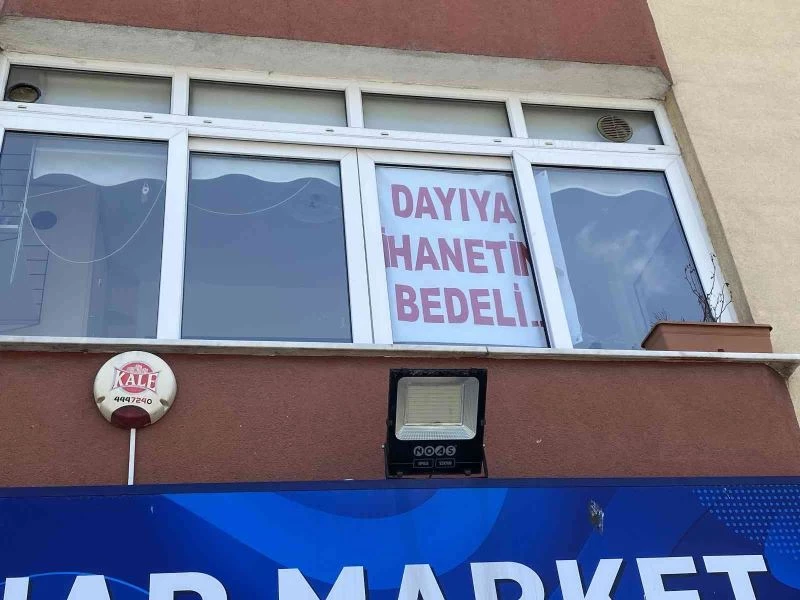 Büyükçekmece’de evin camında şaşırtan pankart
