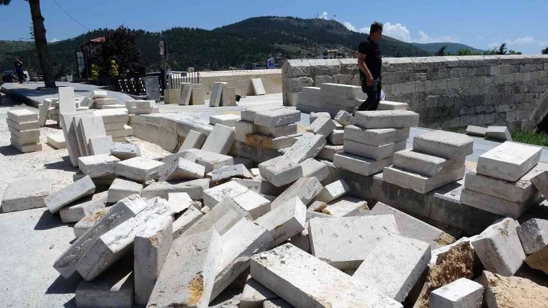 7 asırlık köprünün yenilenen taşları 7 ayda deforme oldu
