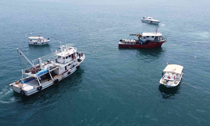 Balıkların üremesi için yüzlerce yapay resif denize indirildi
