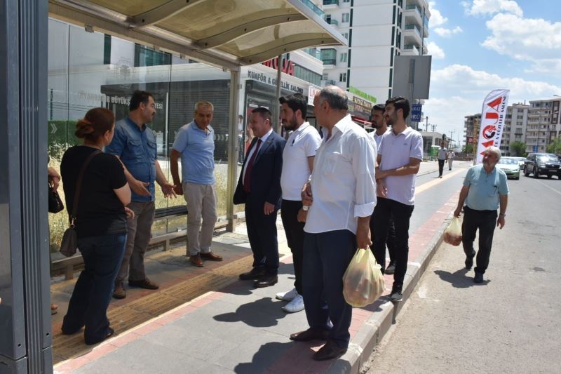 Başkan Beyoğlu otobüs durağında vatandaşların taleplerini dinledi
