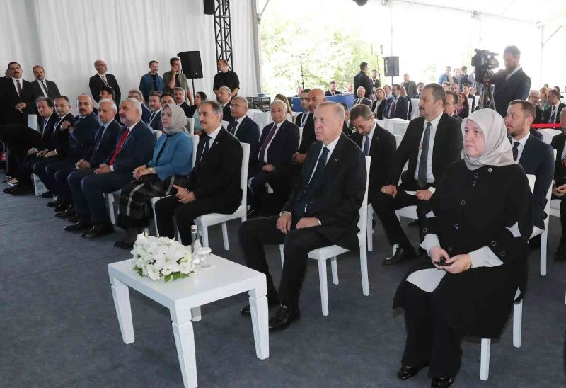 Cumhurbaşkanı Erdoğan: “Önümüzdeki yıl 1.5 milyon yabancı hastaya hizmet vererek küresel sağlık pazarından 10 milyar dolarlık pay almayı hedefliyoruz”
