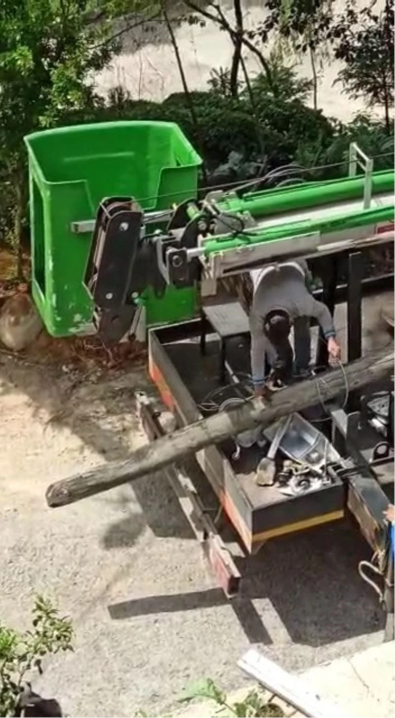 Eğilen elektrik direğini evine bağlamıştı, yıkılmak üzere olan direk kaldırıldı

