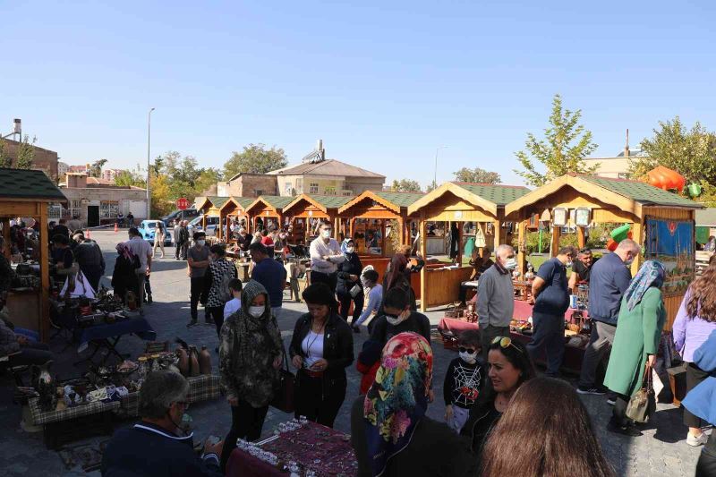 Talas’ın vazgeçilmezi ‘Antika Pazarı’  hız kesmeden devam
