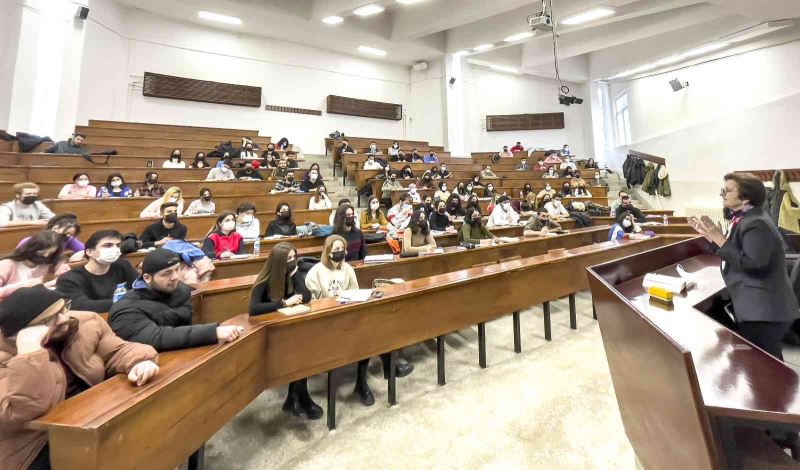 Anadolu İİBF yarım asrı aşan tecrübesiyle başarılı mezunlar vermeye devam ediyor
