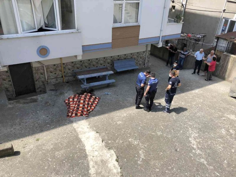 Temizlik yaparken camdan düşen kadın hayatını kaybetti
