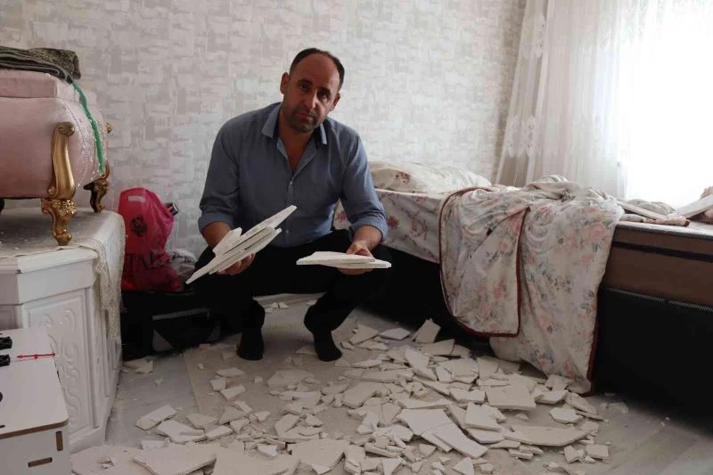 Evleri başlarına yıkıldı, o anlar kameraya yansıdı
