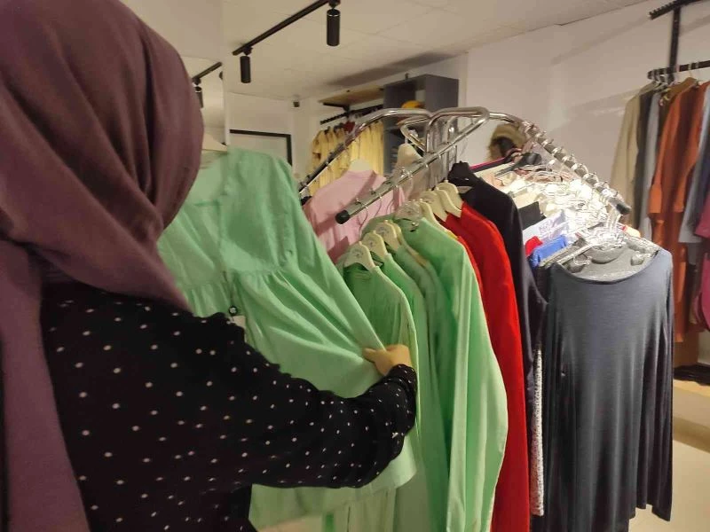 İhtiyaç sahibi 500 aile bu mağazadan giyindi
