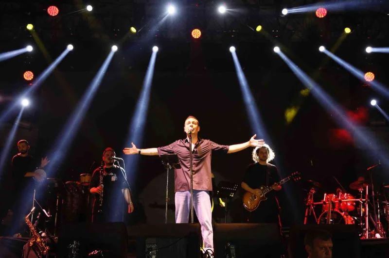 Oğuzhan Koç sevenlerine unutulmaz bir gece yaşattı
