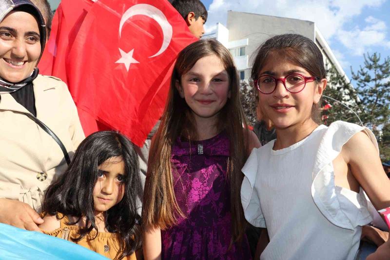 Cumhurbaşkanı Erdoğan’a sarılarak ağlayan çocuklar İHA’ya konuştu
