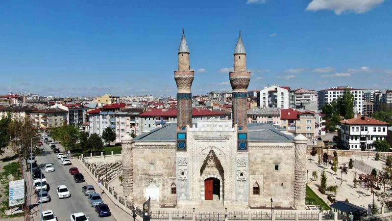 751 yıllık büyüleyici eseri bu kazıklar ayakta tuttu
