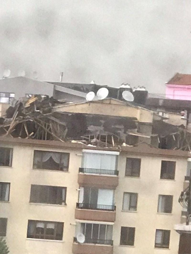 Ankara’daki fırtına çatıları uçurdu
