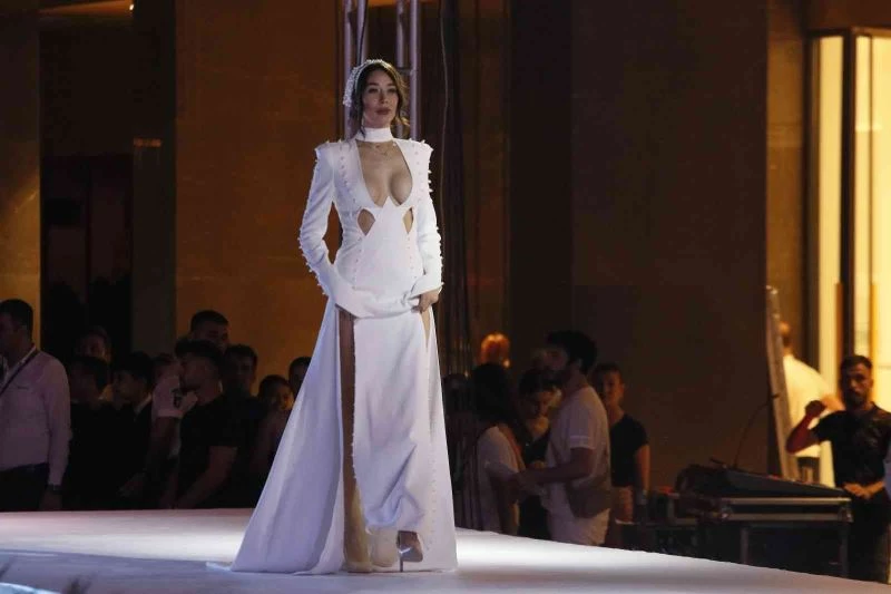 Adana’da gelinlik ve abiye defilesi ilgi gördü