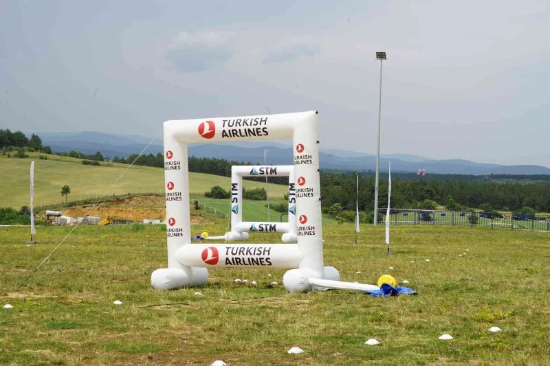 240 kilometre hıza ulaşabilen dronlarla özel parkurda kıyasıya mücadele
