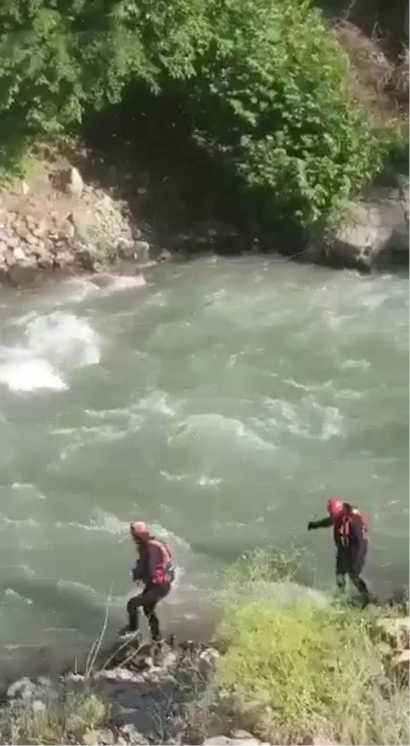 Çayda akıntıya kapılan sağlık çalışanını arama çalışmaları sürüyor
