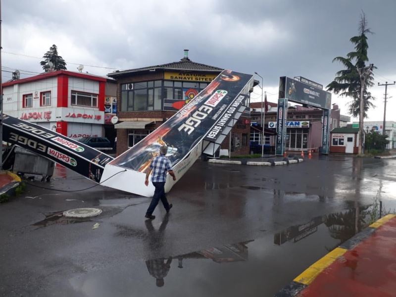 Rögarlar taştı, sanayi sitesinin tabelası devrildi
