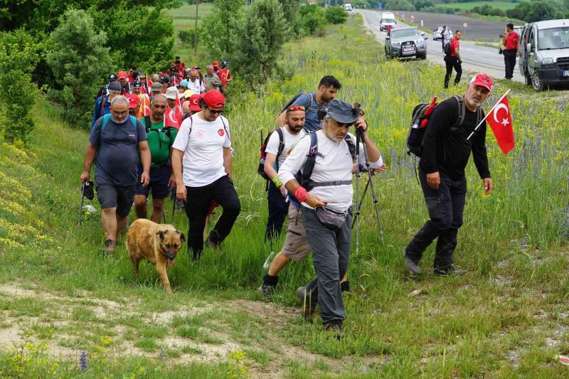 Vatandaşlarla 70 kilometre yürüyen köpek, 