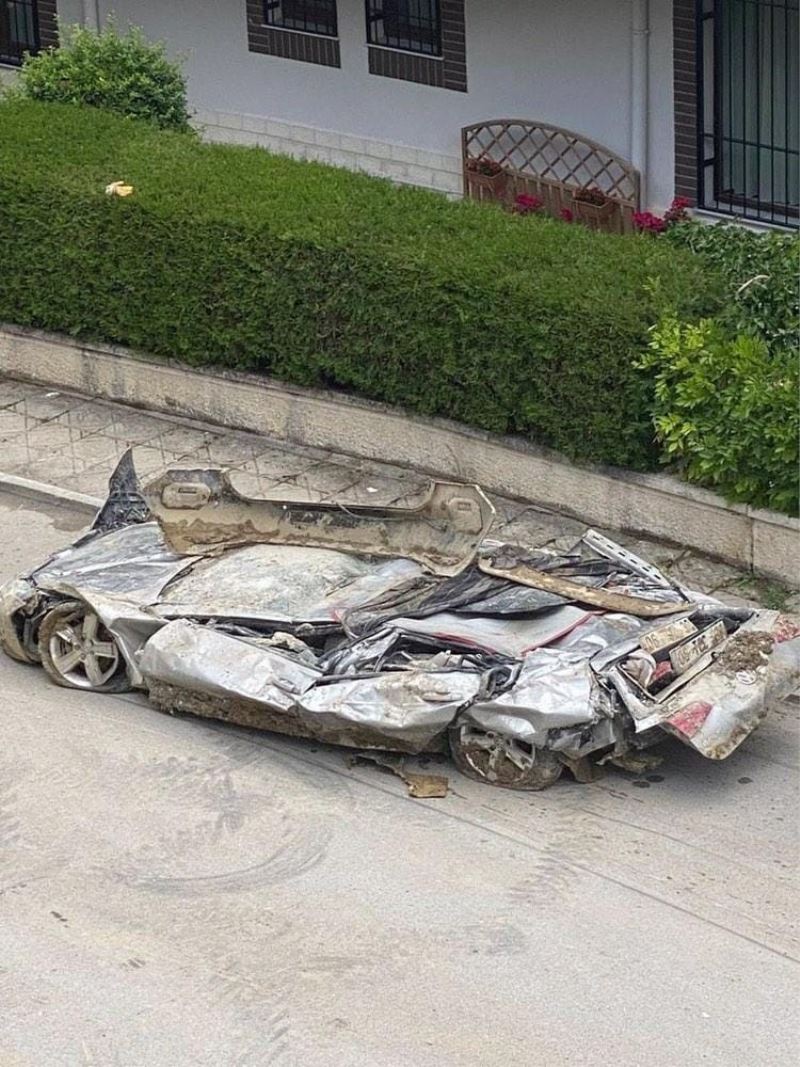 Ankara’da istinat duvarının altında kalan otomobil adeta kağıda döndü
