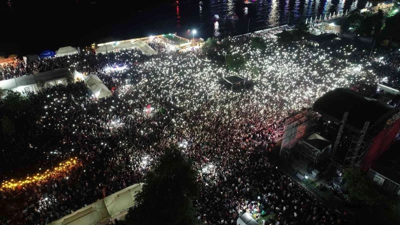 210 binlik şehre 2 buçuk milyon misafir geldi, adım atılacak yer kalmadı
