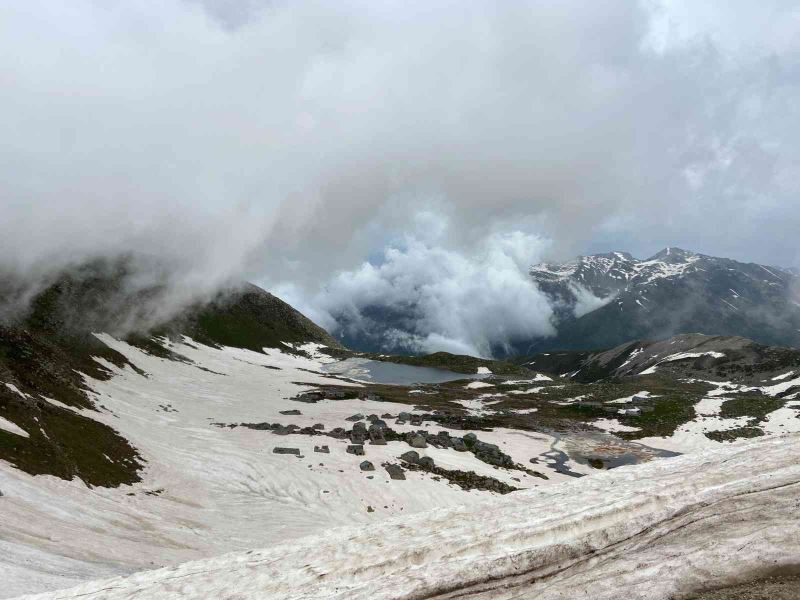 Rize’nin yüksek kesimlerinde dolu yağışı etkili oldu
