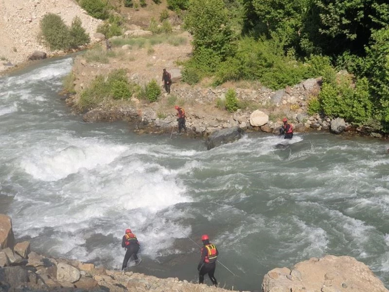Siirt’te çayda akıntıya kapılan sağlıkçıyı arama çalışmaları üçüncü gününde
