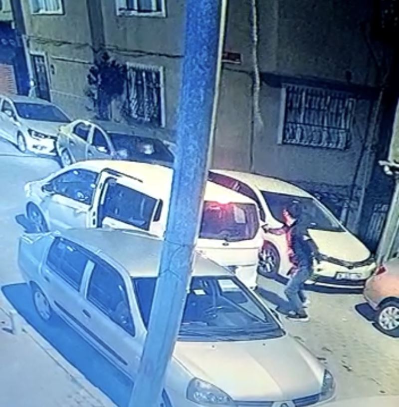 İstanbul’da silahlı saldırı kamerada: Plakasız araçtan inip kurşun yağdırdı

