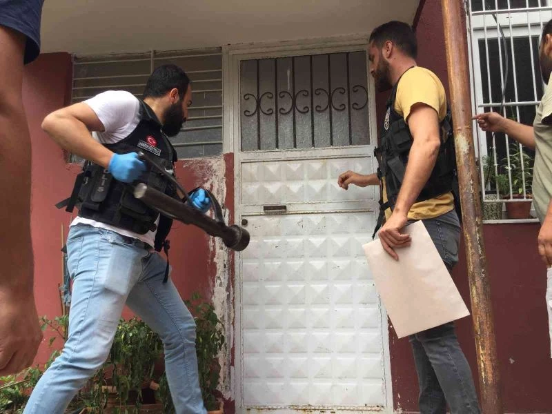 Torbacıların evine koç başlarıyla kapılar kırılıp girildi
