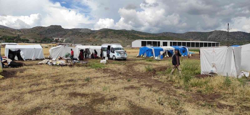 Mevsimlik işçilerin çadırlarını sağanak vurdu
