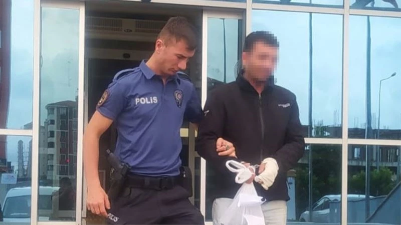 Eğlence mekânında çıkan kavgada 2 kişiyi bıçakladı
