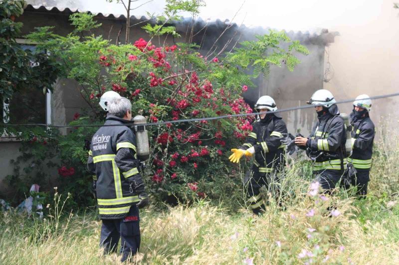 Hurdalıkta çıkan yangın itfaiye ekiplerince söndürüldü
