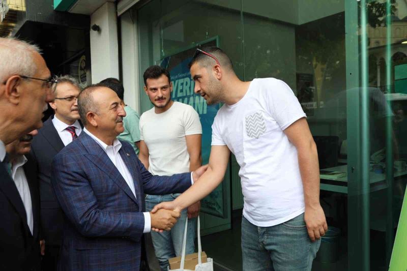 Dışişleri Bakanı Mevlüt Çavuşoğlu, Bingöl’de esnafla bir araya geldi
