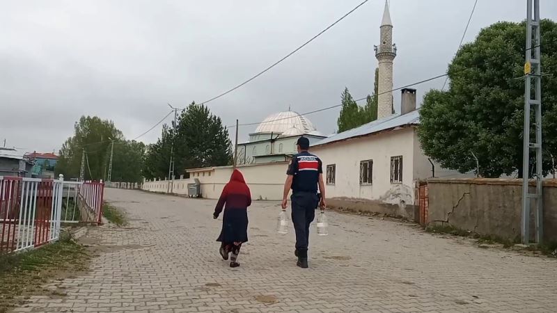 Halk Ozanı jandarma için besteledi, jandarma için söyledi
