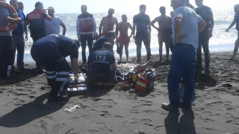 Torununu kurtarmak için denize atladı, rip akıntısında boğuldu
