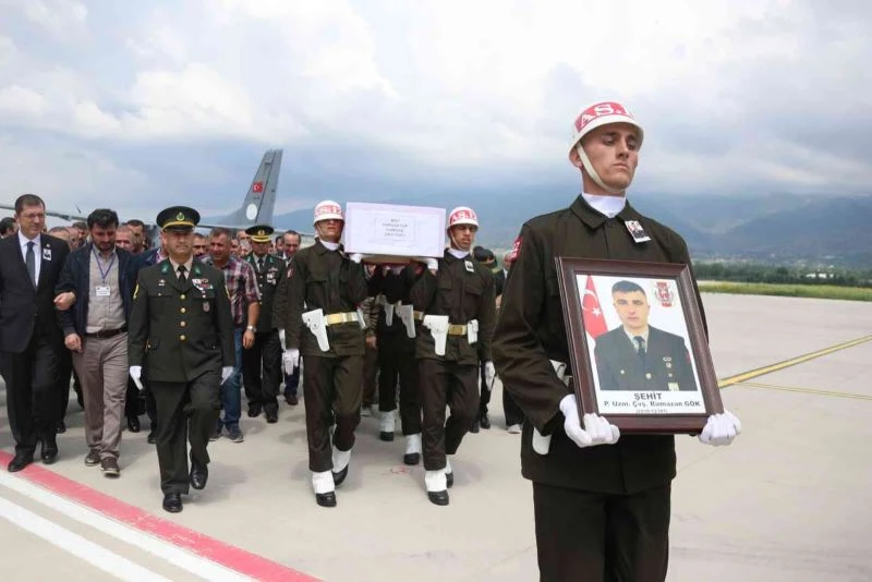 Şehit cenazesini havalimanında protokol karşıladı
